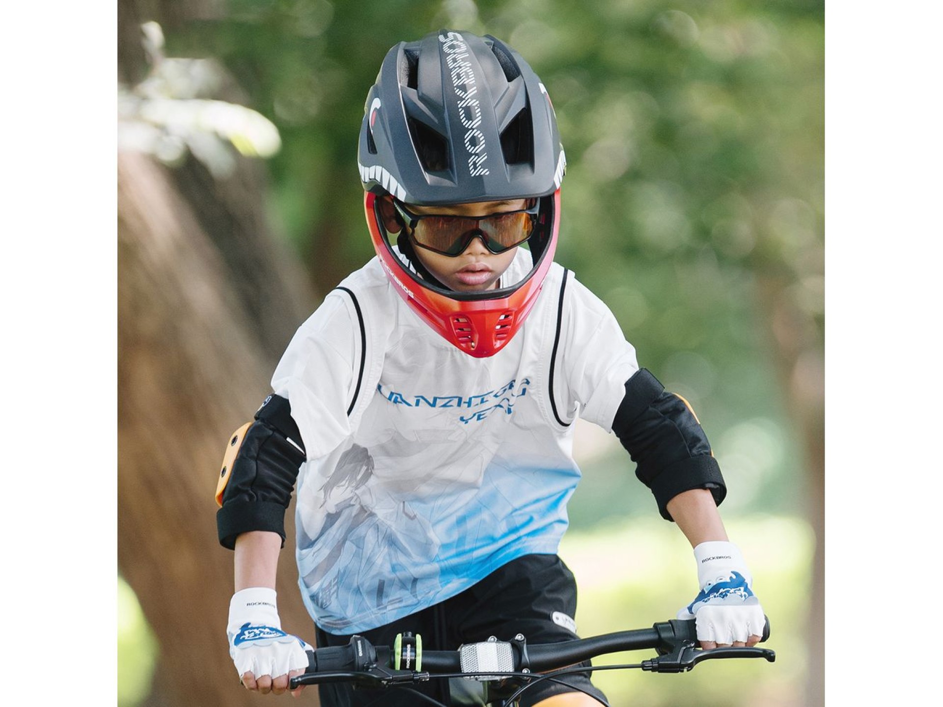 Capacete infantil para bicicleta Rockbros TT-32005 Shark com protetor de mandíbula removível, tamanh