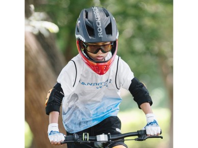 Capacete infantil para bicicleta Rockbros TT-32006 Shark com protetor de mand�bula remov�vel, tamanh