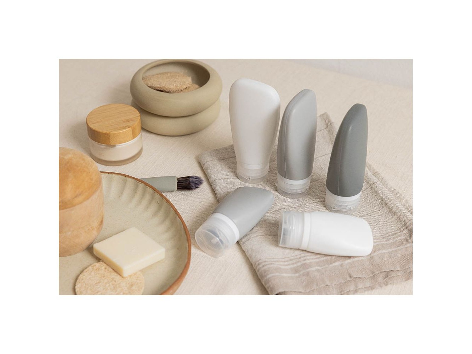 Toiletry bag with bottles 200 x 65 x 135 mm