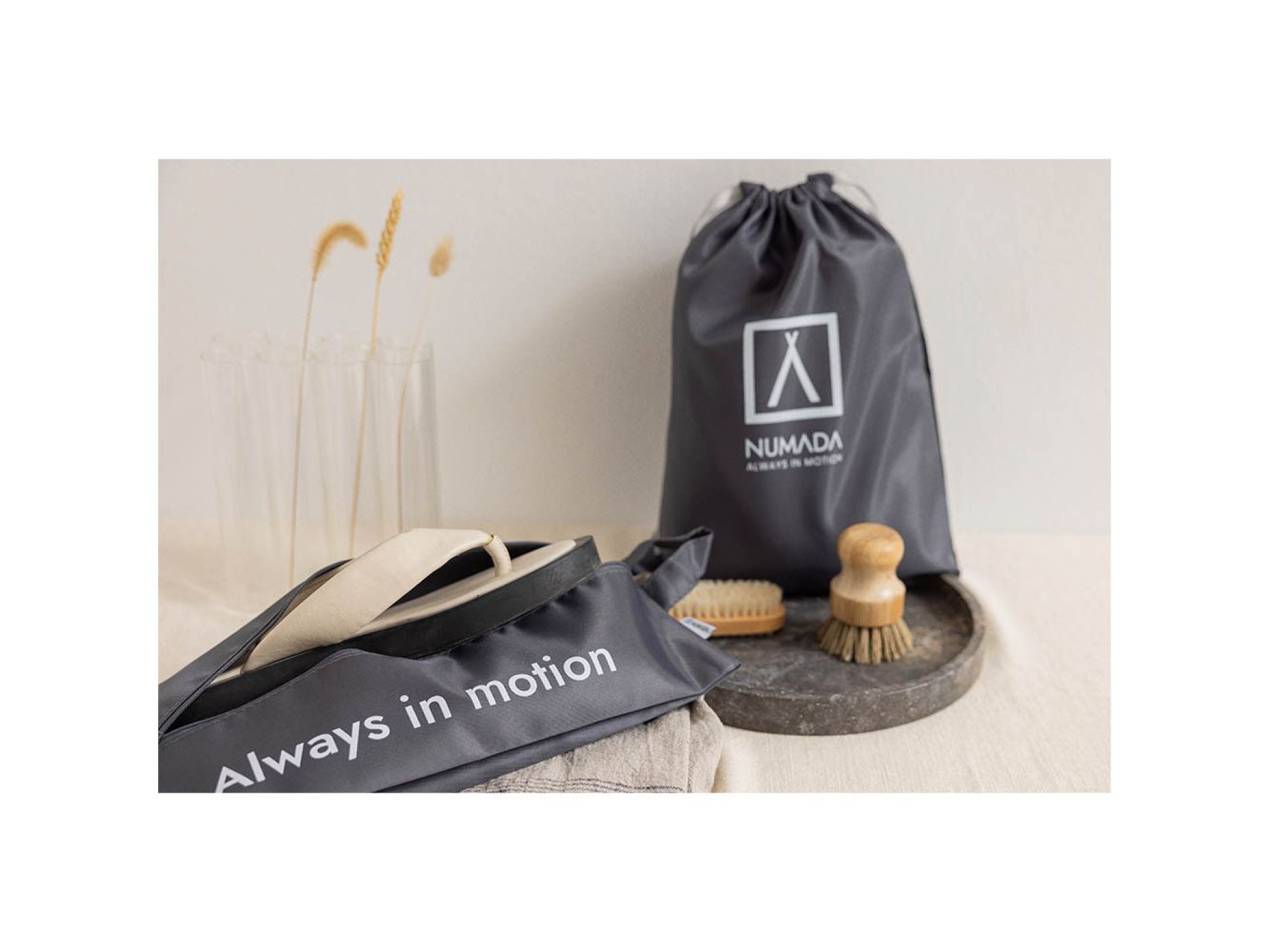 Organizador de malas cinza escuro. 8 peças