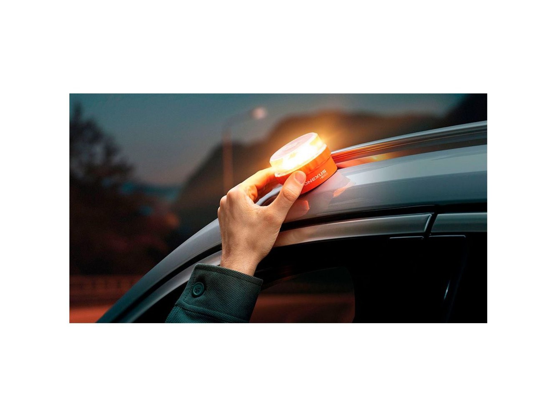 Approved v16 emergency beacon, connected and geolocatable with dgt 3.0 onexus