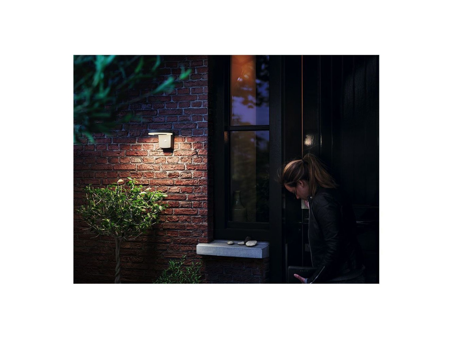 Aplique solar mural redondo ultraeficiente,ip44 1,3w, 250im 3000k, luz quente. philips