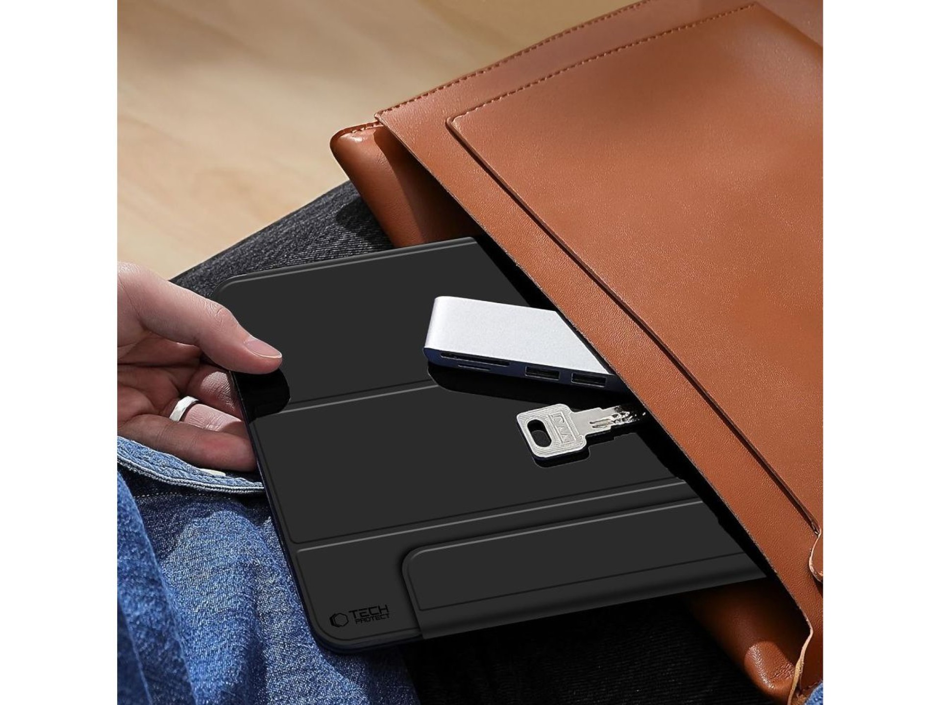 Capa magnética Tech-Protect Smartcase para iPad Air 13” 2024/2025 - Preta