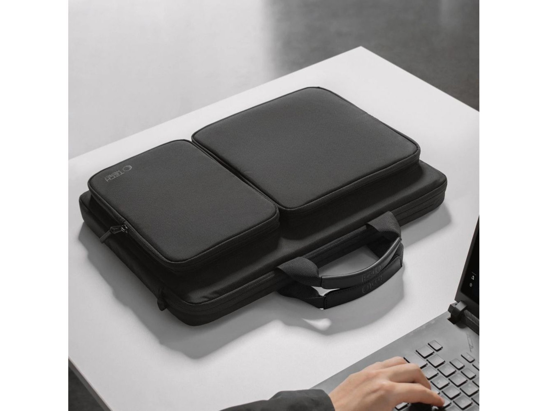 Bolsa Tech-Protect Defender para laptop de 17