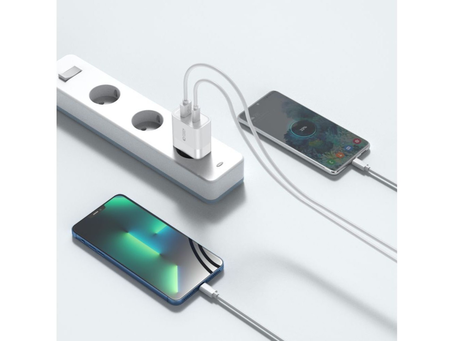 Cargador Tech-Protect C30W USB-C PD 30W / USB-A QC 3.0 - blanco