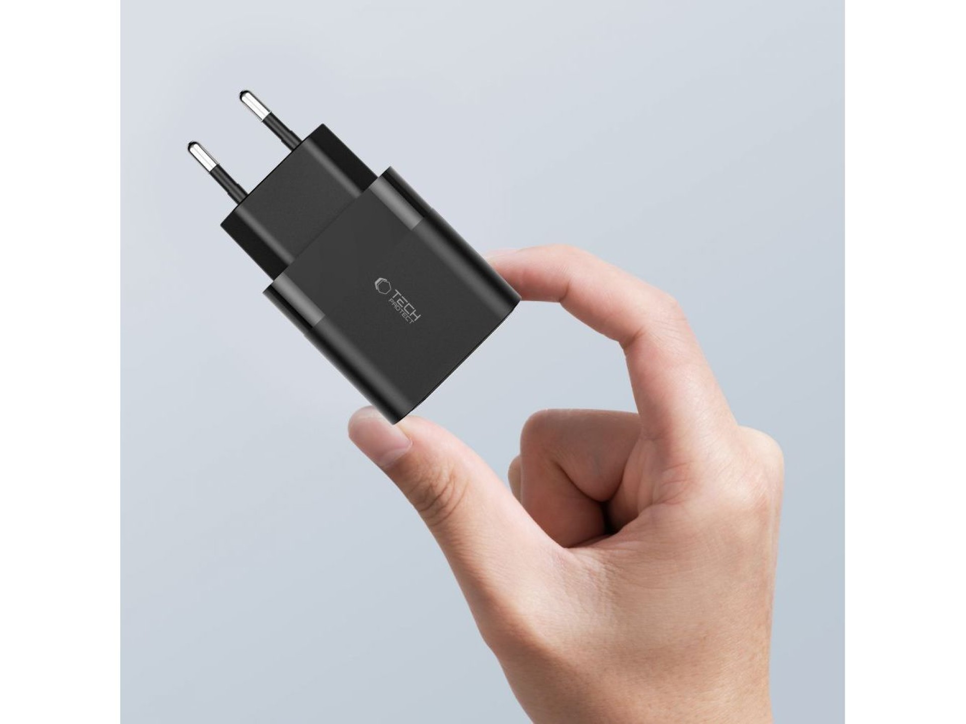 Carregador Tech-Protect C30W USB-C PD 30W / USB-A QC 3.0 - Preto