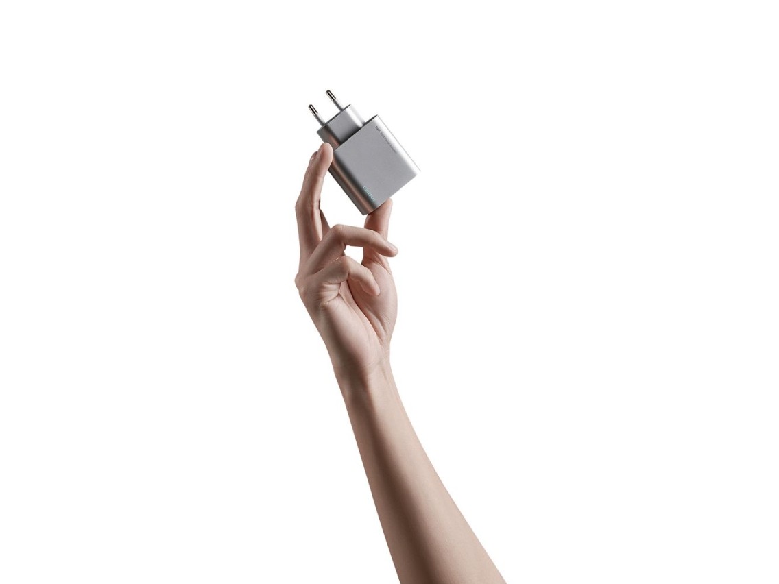 Cargador de pared Cuktech de 65 W GaN con 2 puertos USB-C y 1 puerto USB-A - Gris