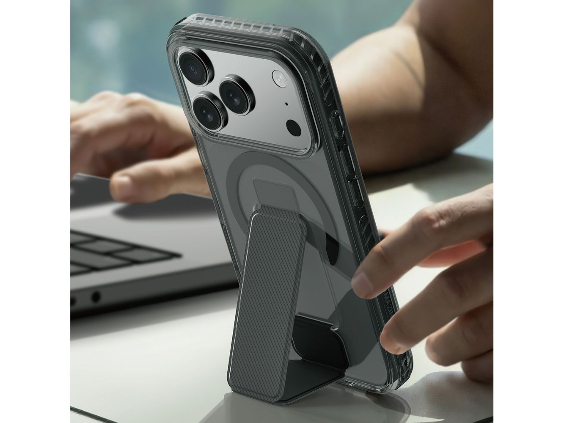Capa AmazingThing Titan Pro com suporte para iPhone 17 Pro Max, compatível com MagSafe - Preta