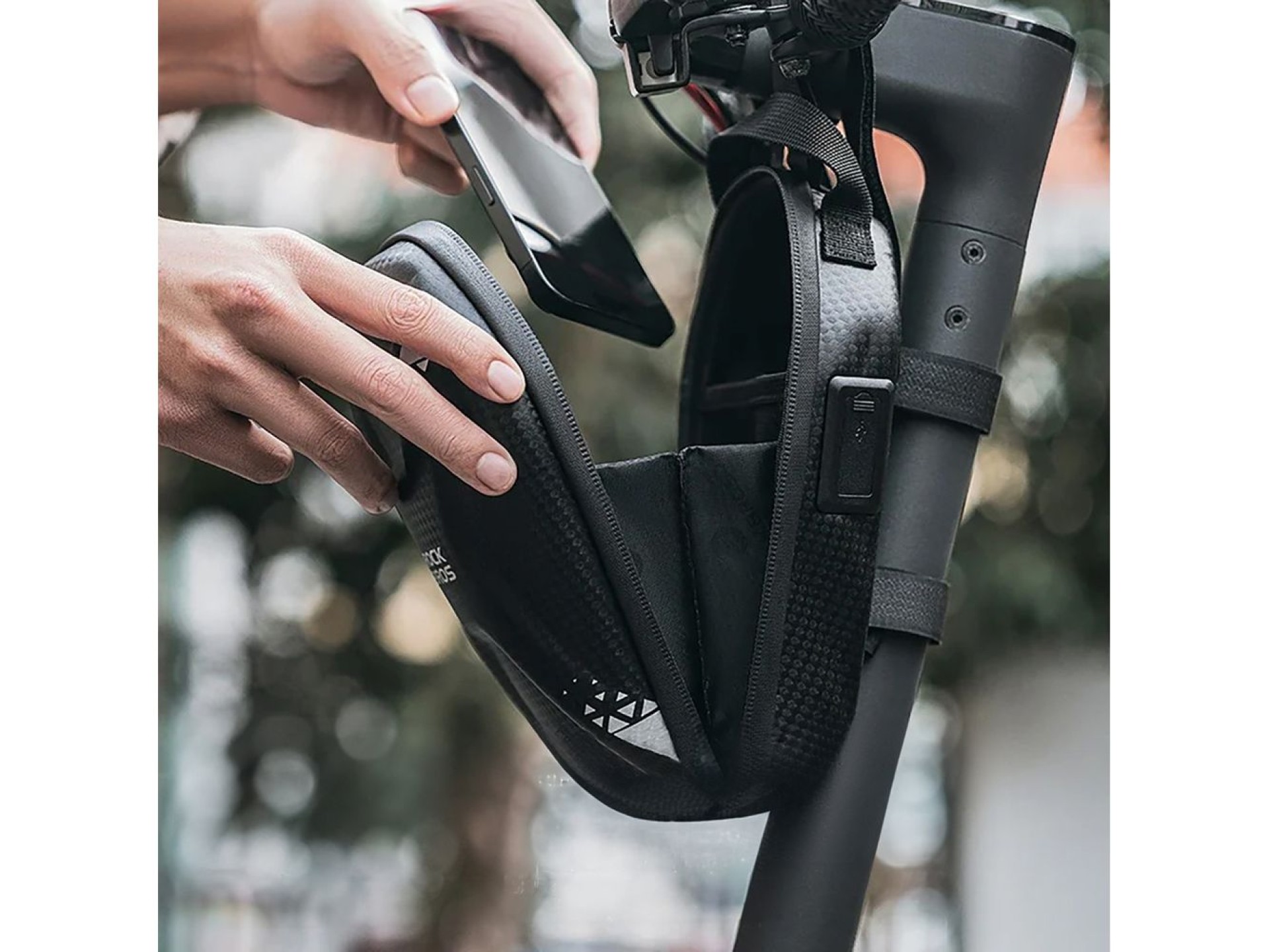 Bolsa Rockbros 3011006301 para el manillar de bicicleta o patinete, 1,3 l - negra