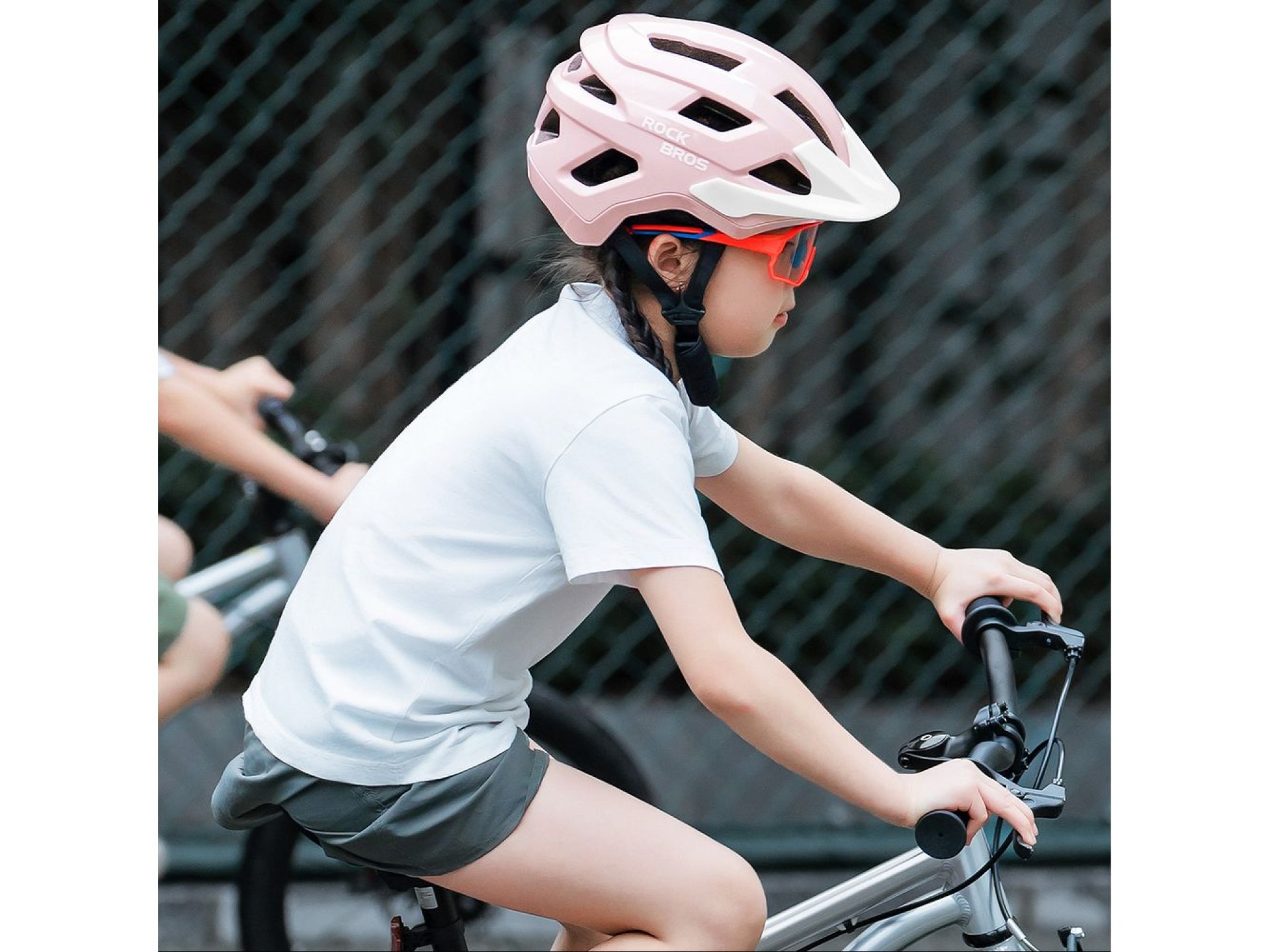 Capacete de ciclismo juvenil Rockbros LK-67 com viseira removível, tamanhos 54 a 58 cm - Rosa