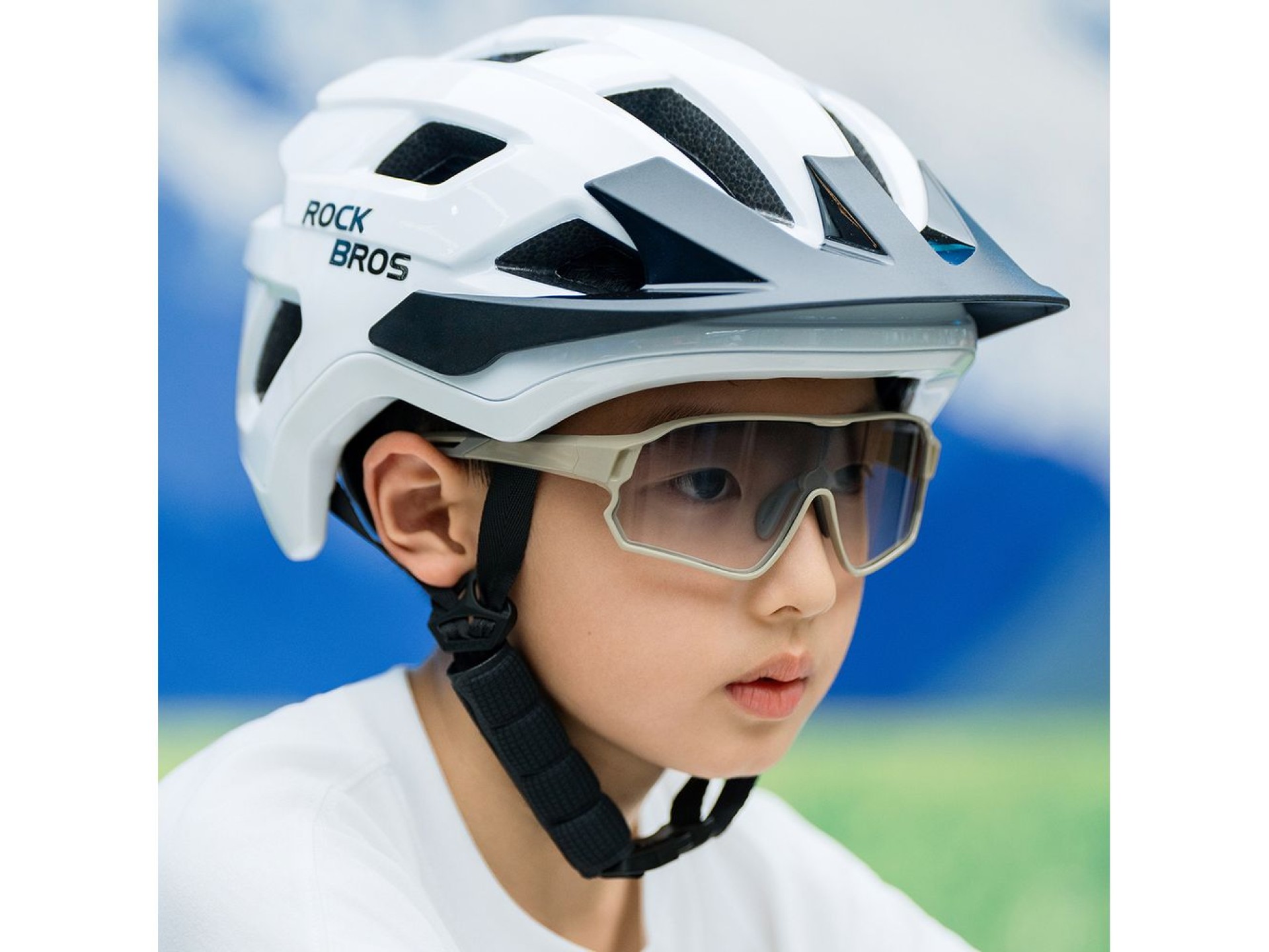 Capacete de ciclismo juvenil Rockbros LK-67 com viseira removível, tamanhos 54 a 58 cm - Branco