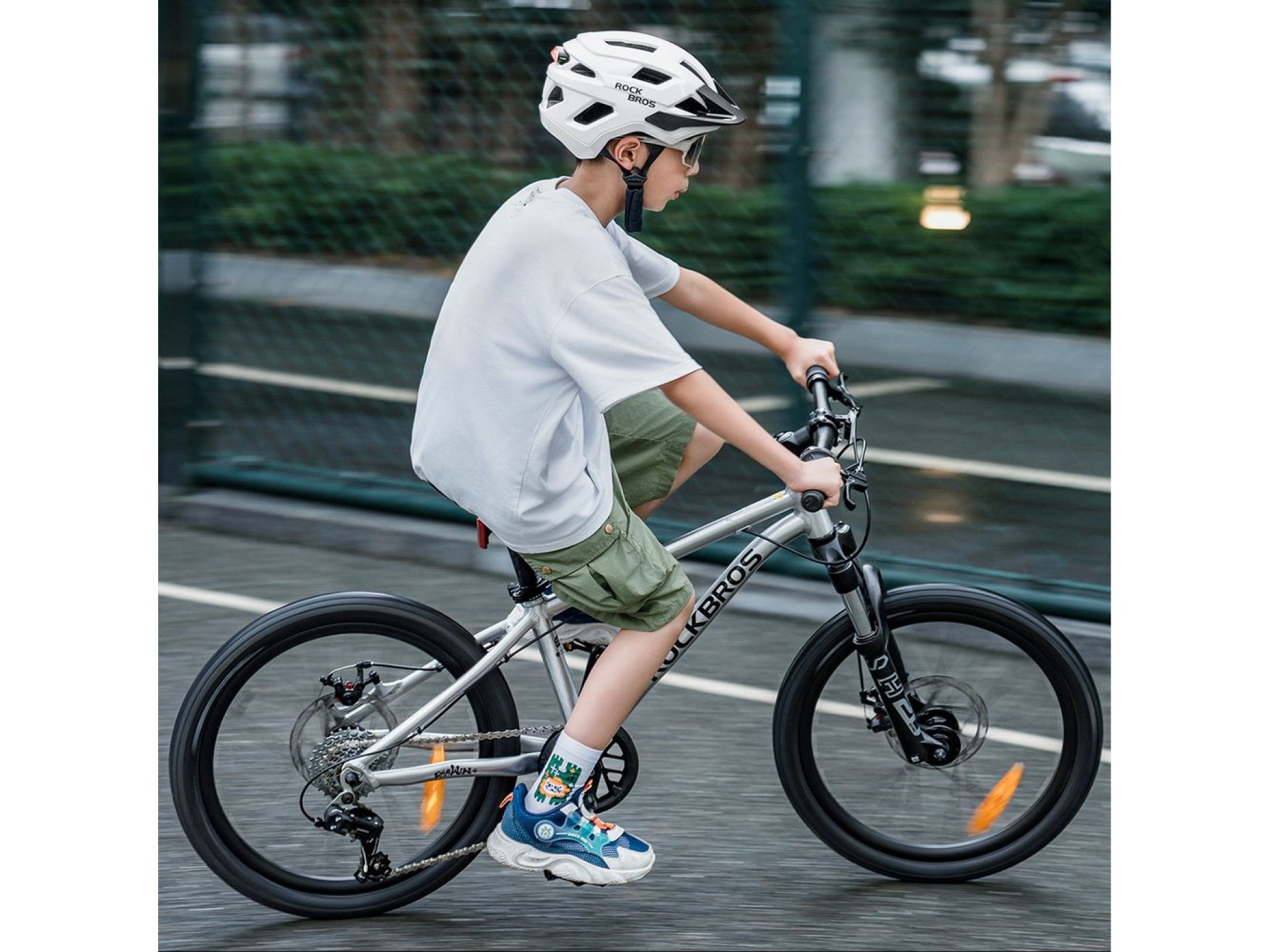 Capacete de ciclismo juvenil Rockbros LK-67 com viseira removível, tamanhos 54 a 58 cm - Branco