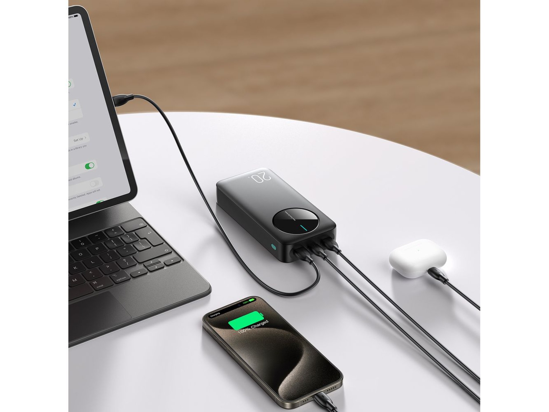 Batería externa Joyroom JR-PBF14 de 20000 mAh y 2,4 A con 2 puertos USB-A y 1 puerto USB-C (negra).