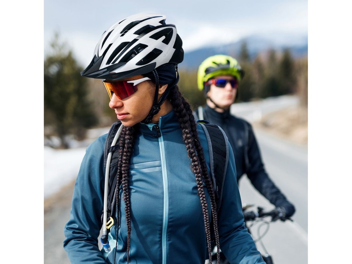 Capacete de ciclismo MTB Wozinsky com viseira remov�vel e luz traseira USB, tamanho G - Preto e Bran