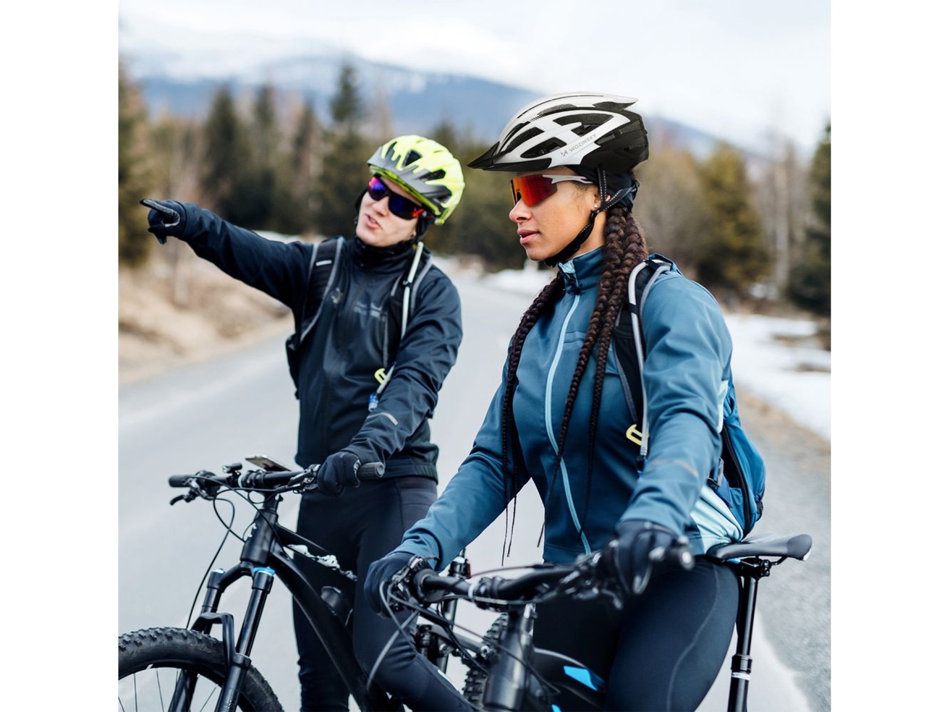 Capacete de ciclismo MTB Wozinsky com viseira removível e luz traseira USB, tamanho M - Preto e Bran