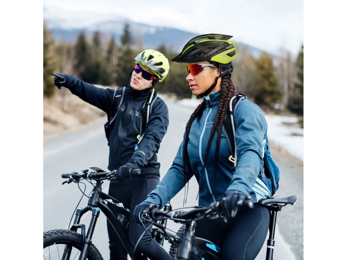 Capacete de ciclismo MTB Wozinsky com viseira removível e luz traseira USB, tamanho M - Preto e amar
