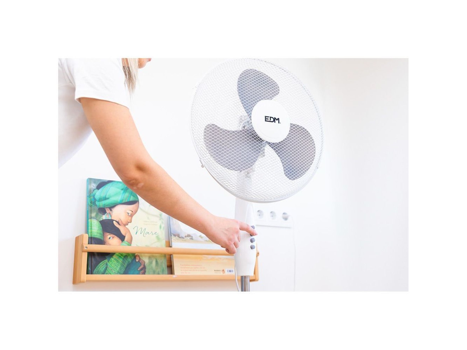 Stand-standing fan, white, 45w power, db 60, 40cm dia. blades, adjustable height 105-125cm