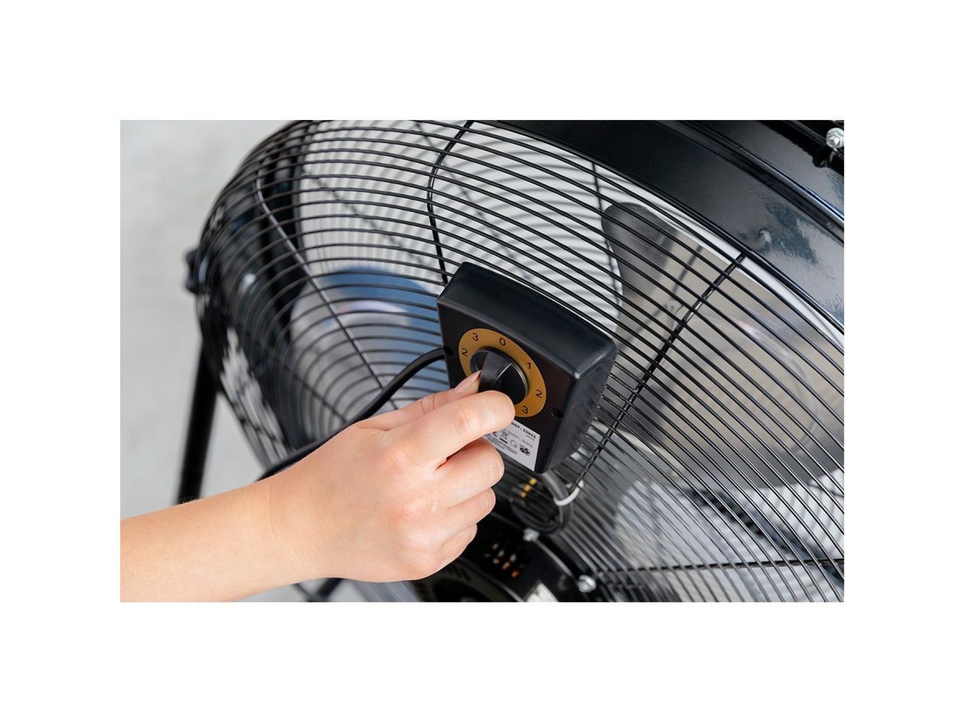 Ventoinha industrial de chão, com rodas. cor preto. potência: 180w, 59,8 db, pás: ø60 x 70 cm
