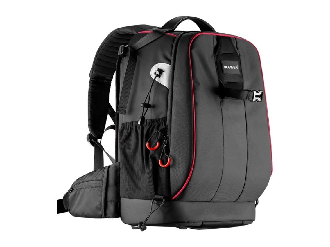 A mochila para c�mera NEEWER NW-XJB-D2330-R � � prova d'�gua e resistente a impactos.