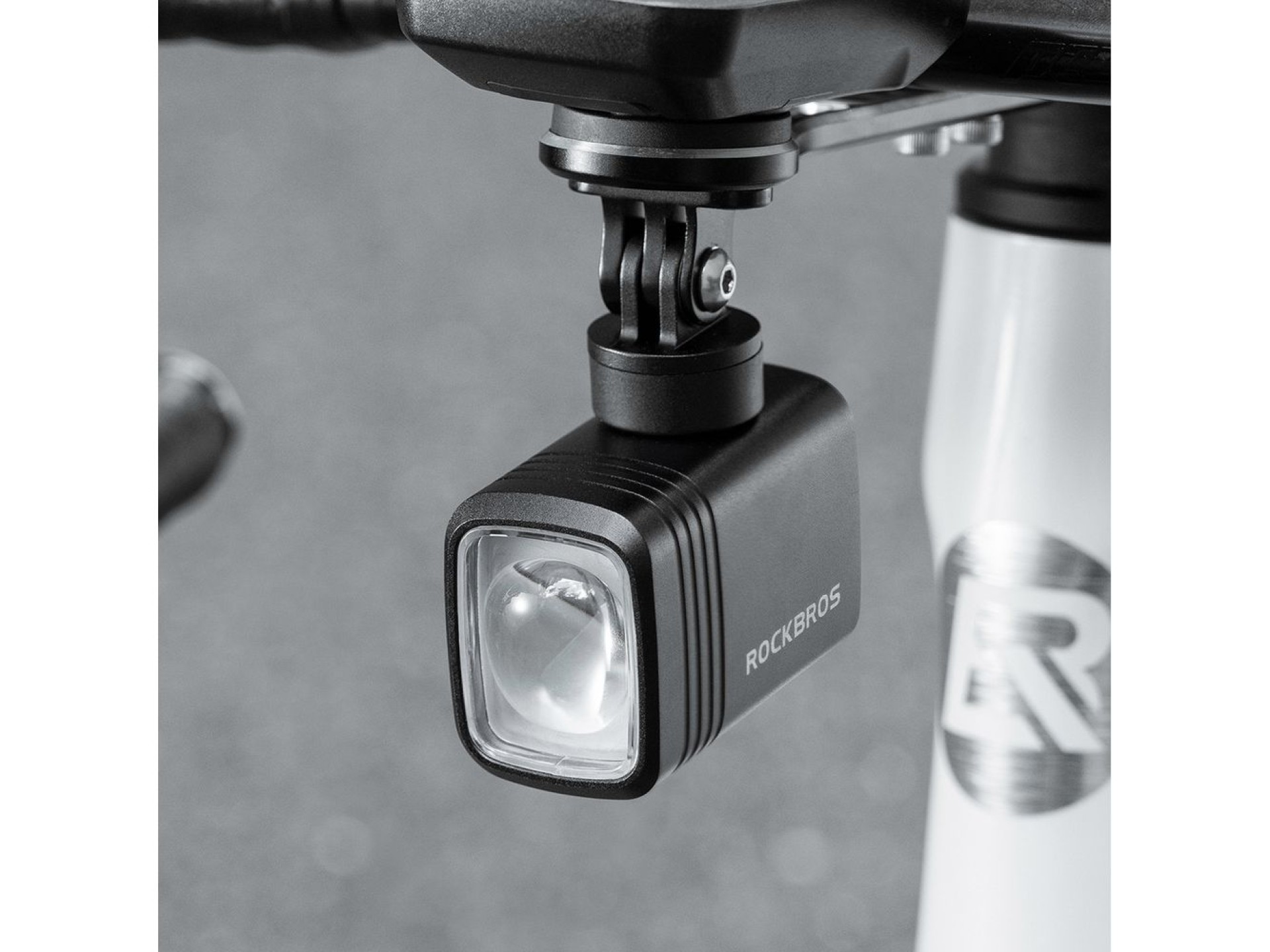 Luz dianteira recarregável para bicicleta Rockbros M6 1000 lm 2800 mAh - preta