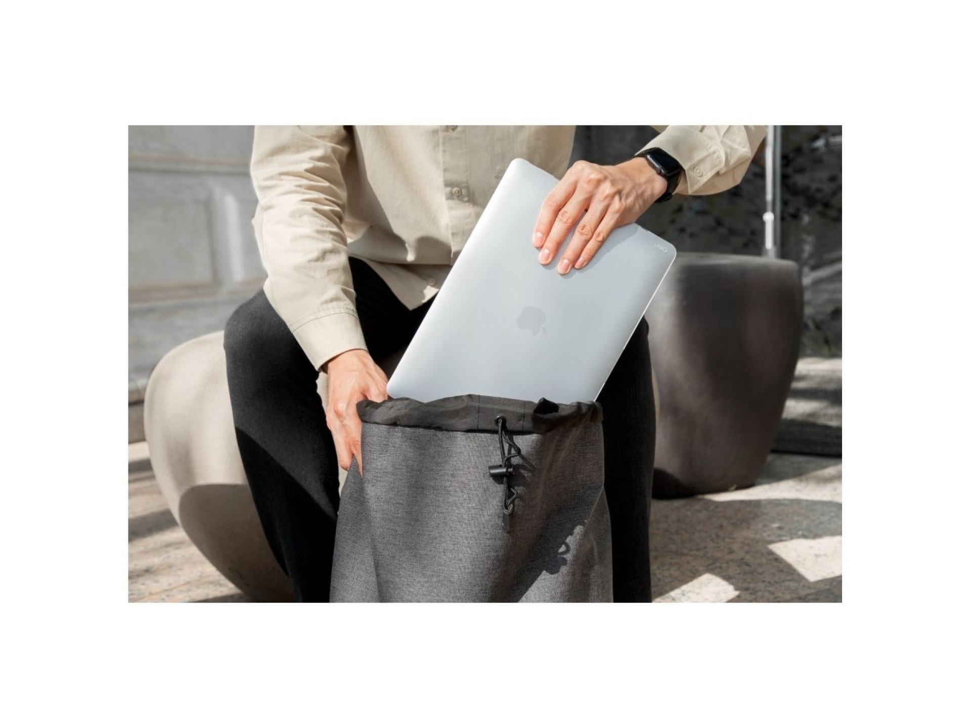 Capa Uniq Vero para MacBook Pro 14