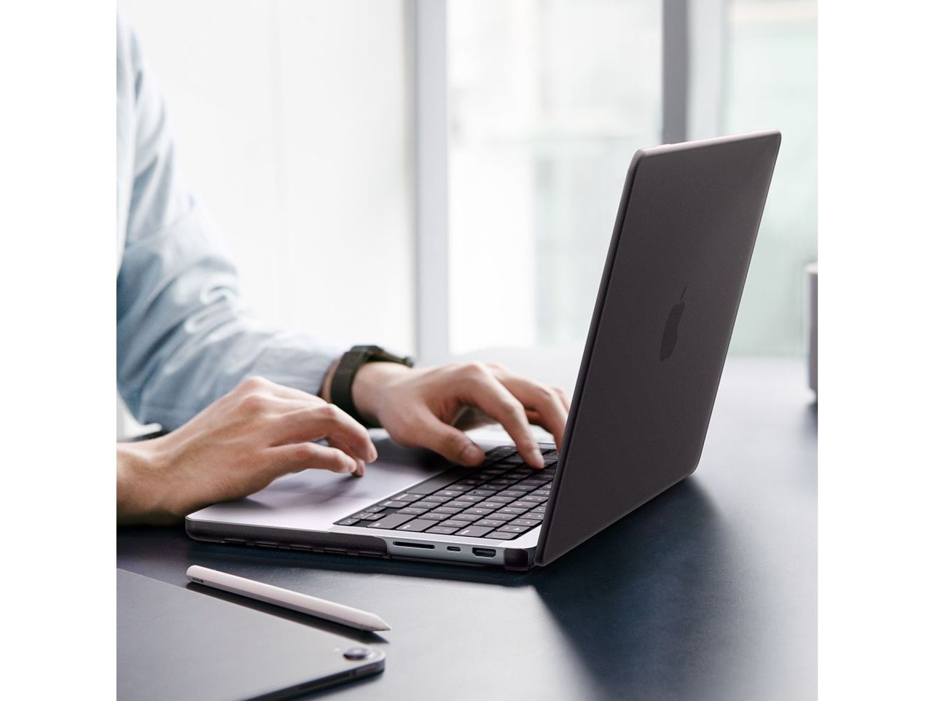 Capa Spigen AirSkin para MacBook Pro 16