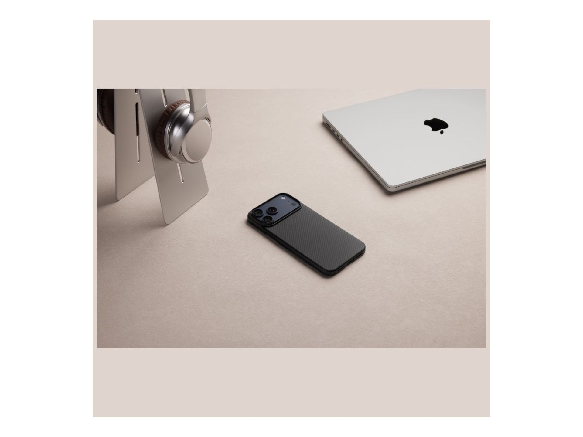 Funda PITAKA Ultra-Slim MagSafe para iPhone 17 Pro Max, color negro y gris.
