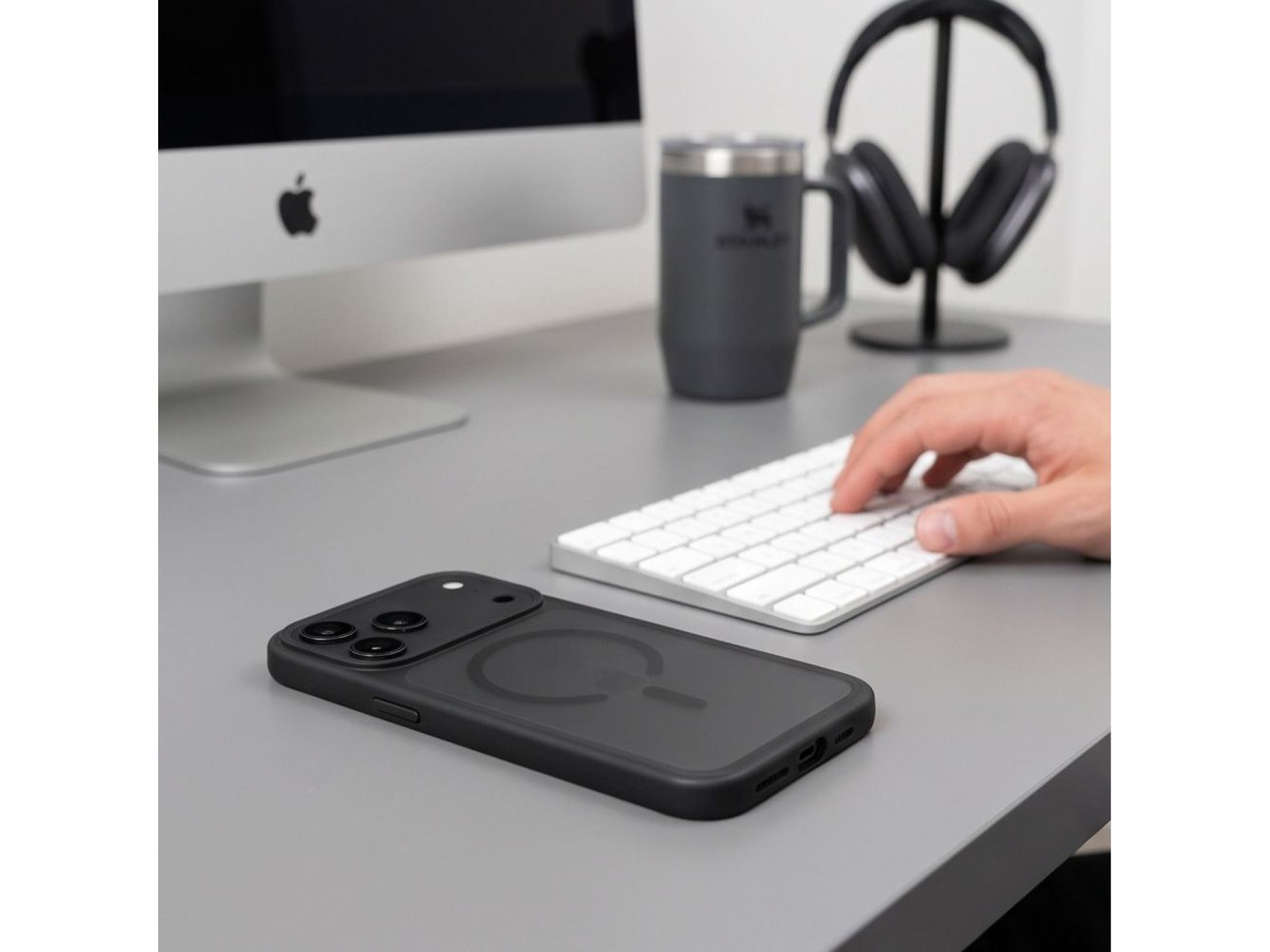 Capa Tech-Protect Magmat Magsafe CC para iPhone 18 Pro Max / 17 Pro Max - Preto Fosco