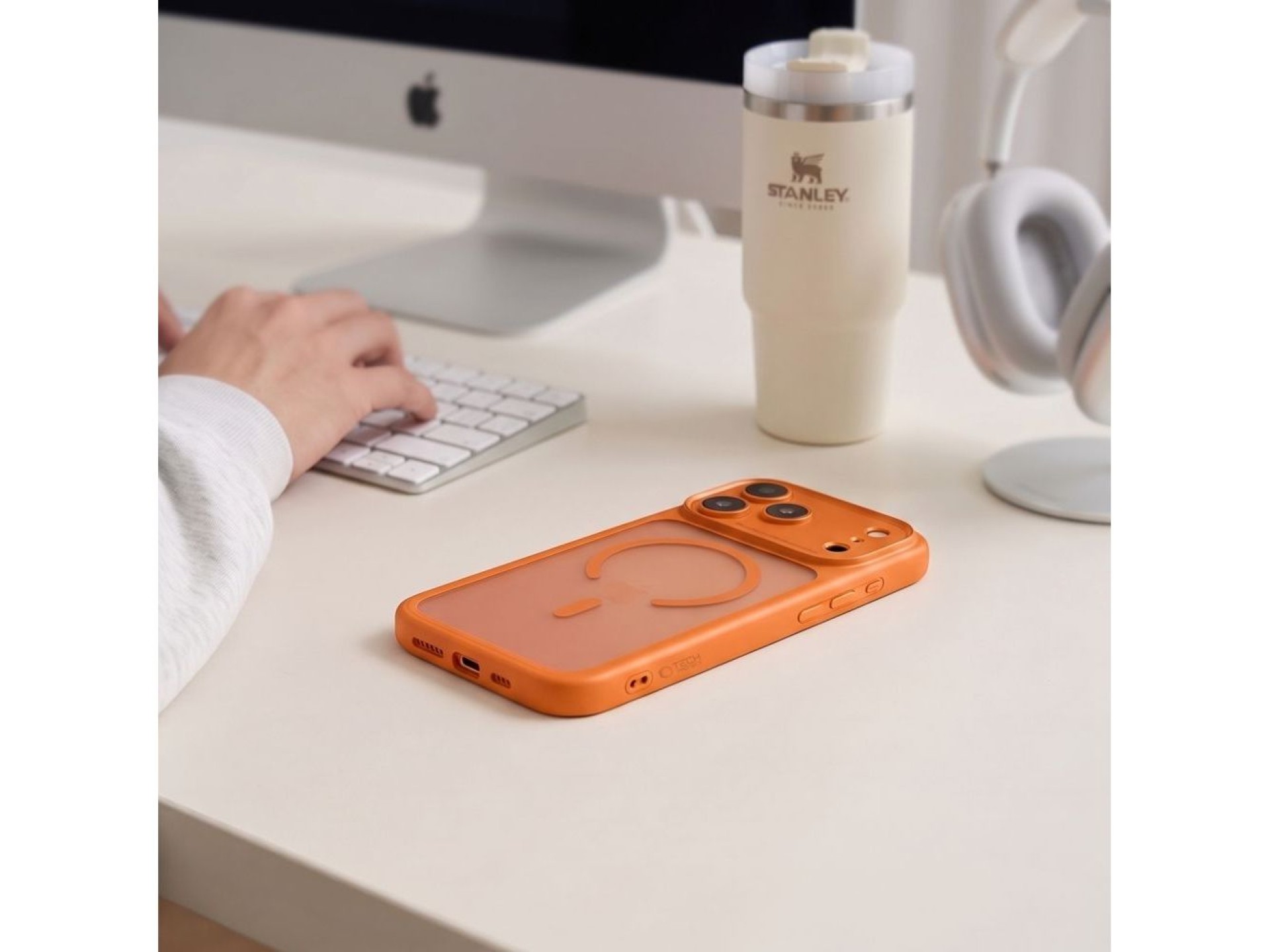 Tech-Protect MagPeak MagSafe CC case for iPhone 18 Pro / 17 Pro - matte orange