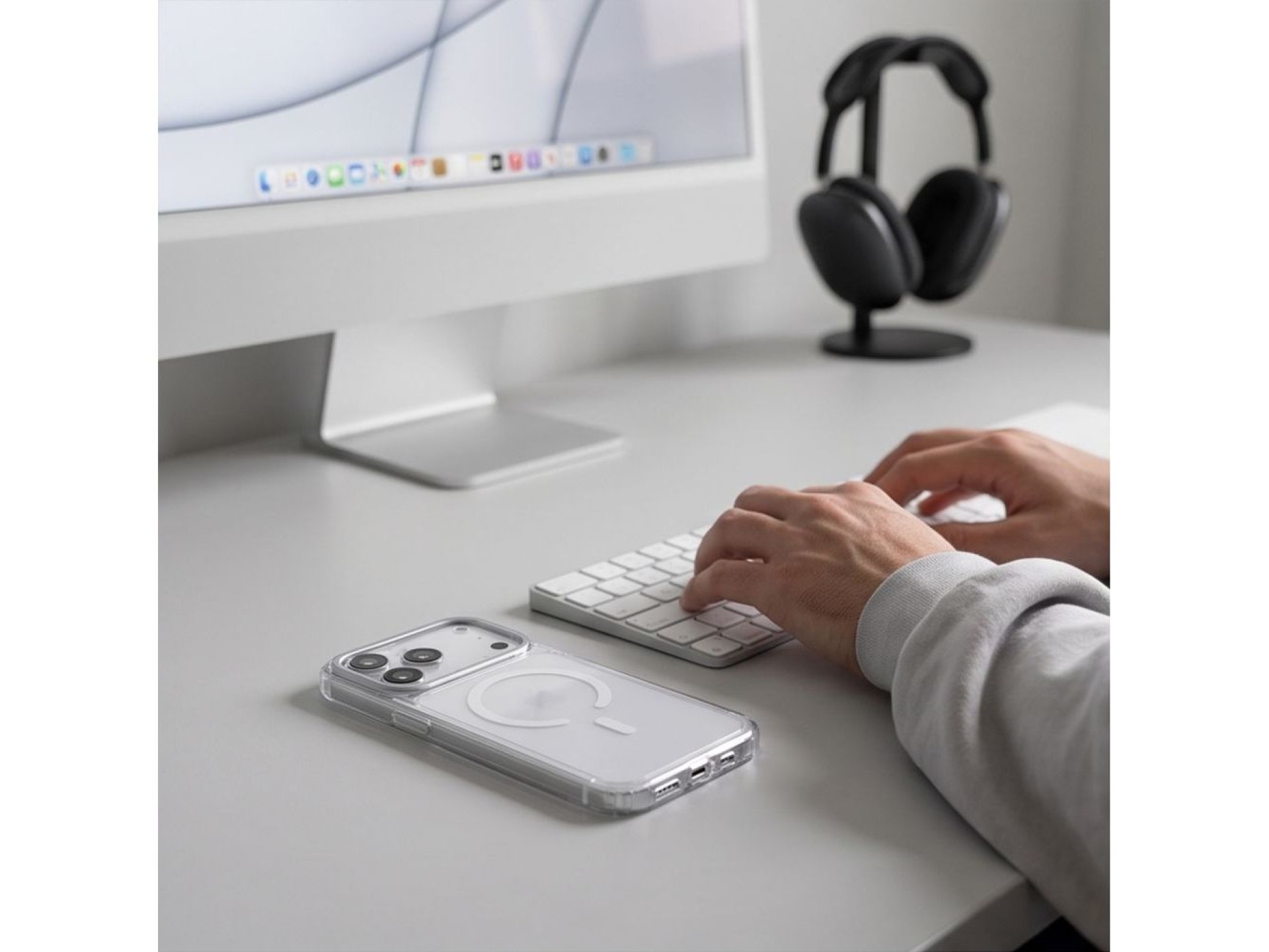 Tech-Protect MagStand MagSafe CC Case for iPhone 18 Pro Max / 17 Pro Max - Transparent