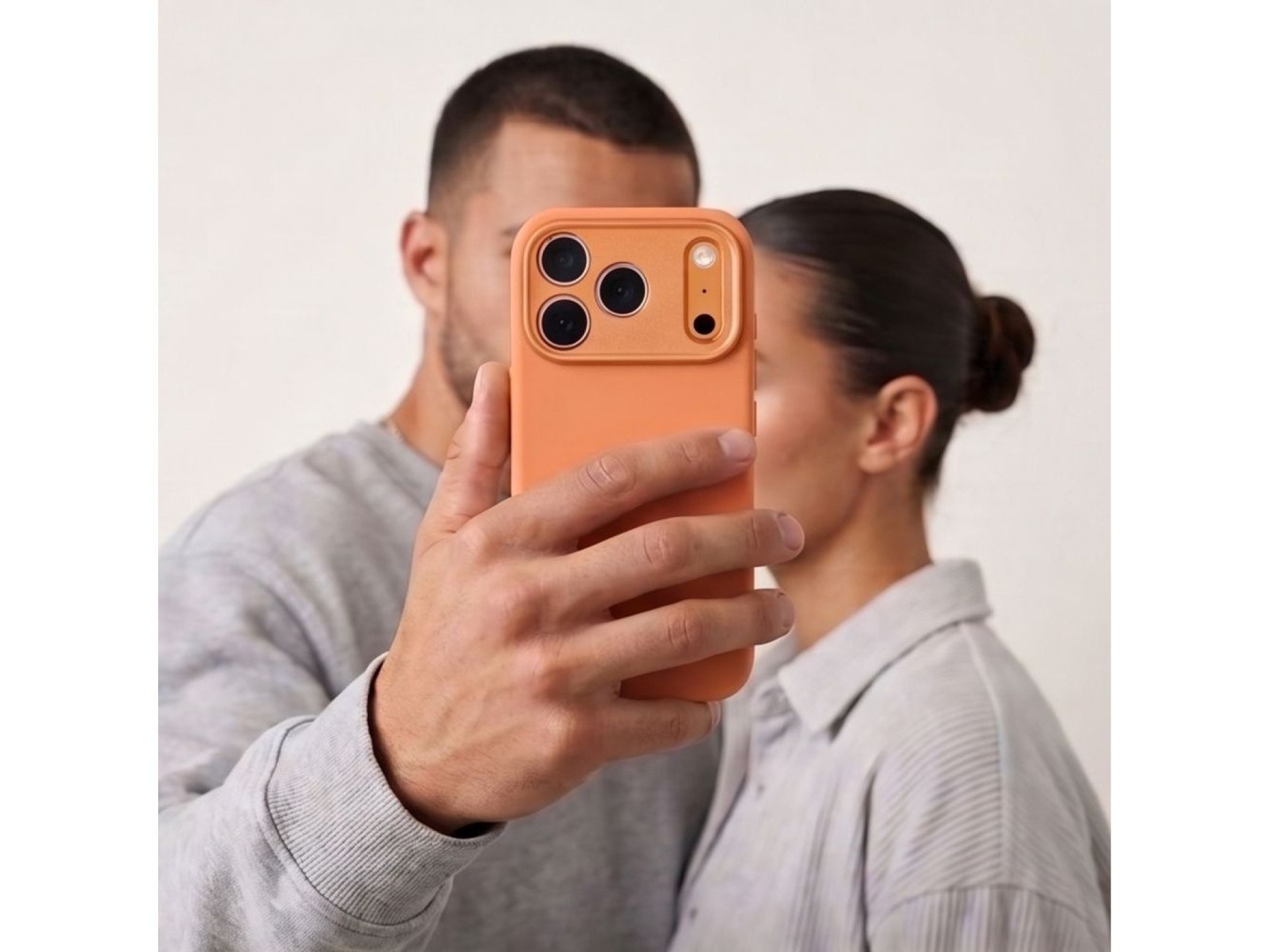 Tech-Protect Uniq MagSafe CC Case for iPhone 18 Pro Max / 17 Pro Max - Orange