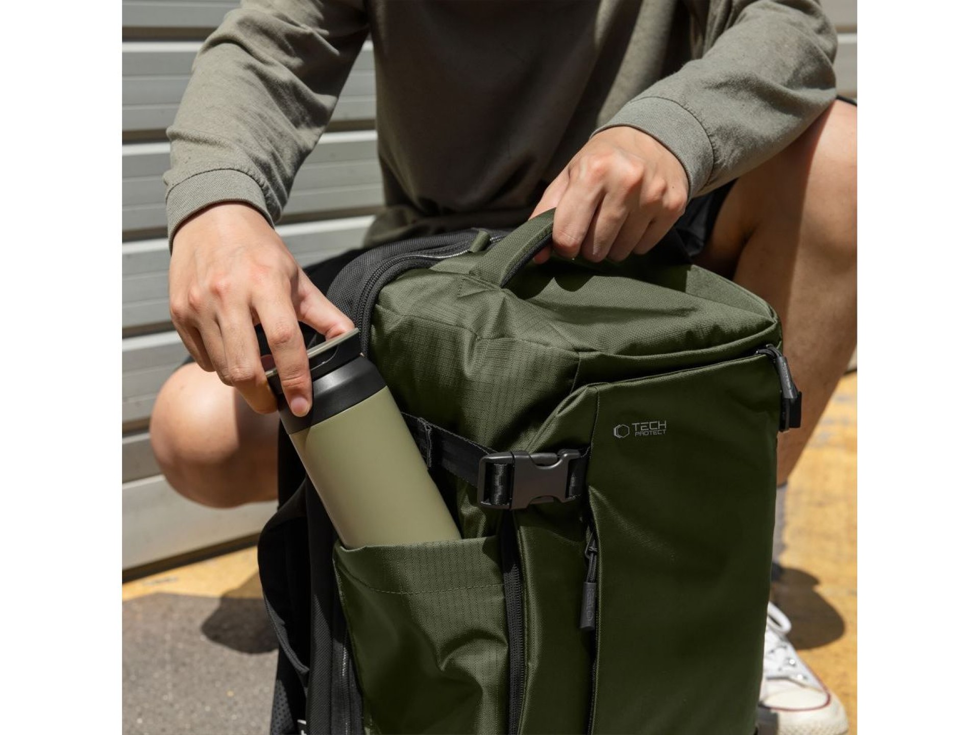 Mochila para portátil Tech-Protect Defender S70 RYANAIR & WIZZAIR de 24 L - Verde oscuro