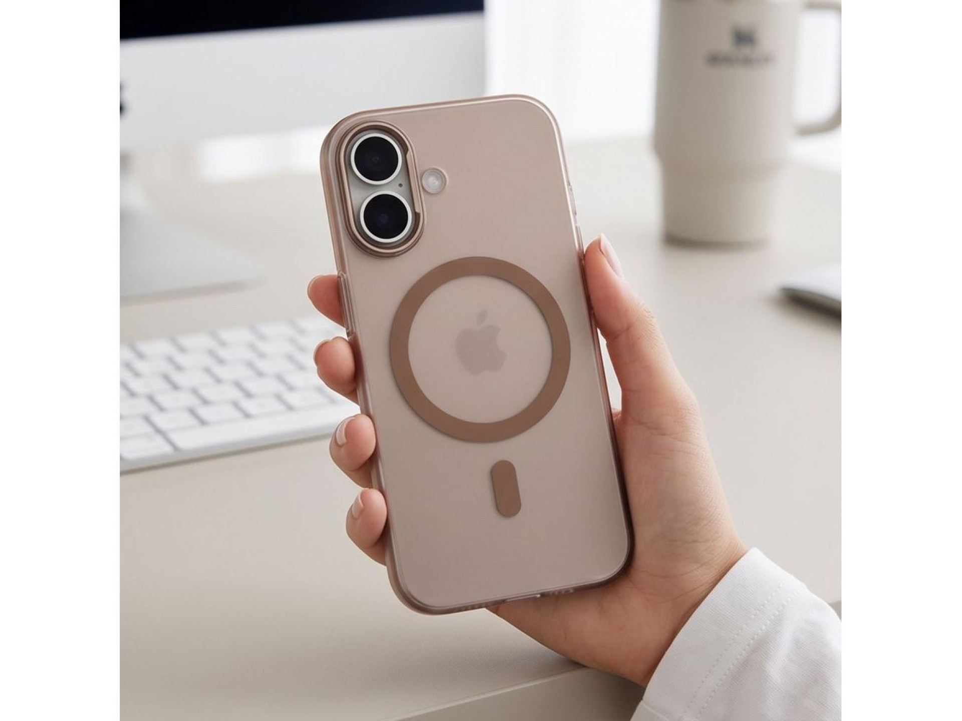 Capa Tech-Protect MagZero MagSafe para iPhone 17 - bege-marrom fosco