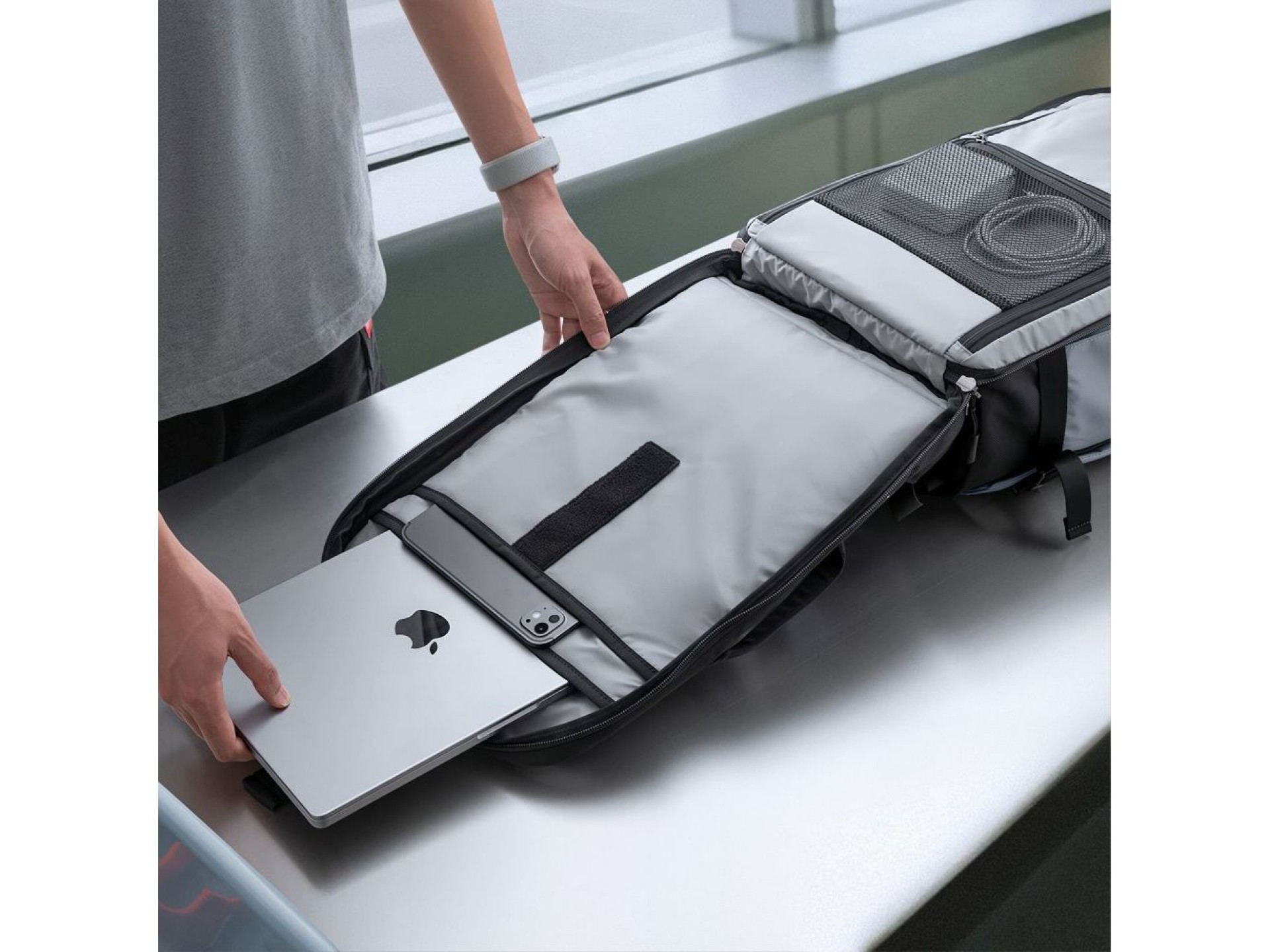 Mochila para portátil Tech-Protect Defender S70 RYANAIR & WIZZAIR de 24 L - Gris