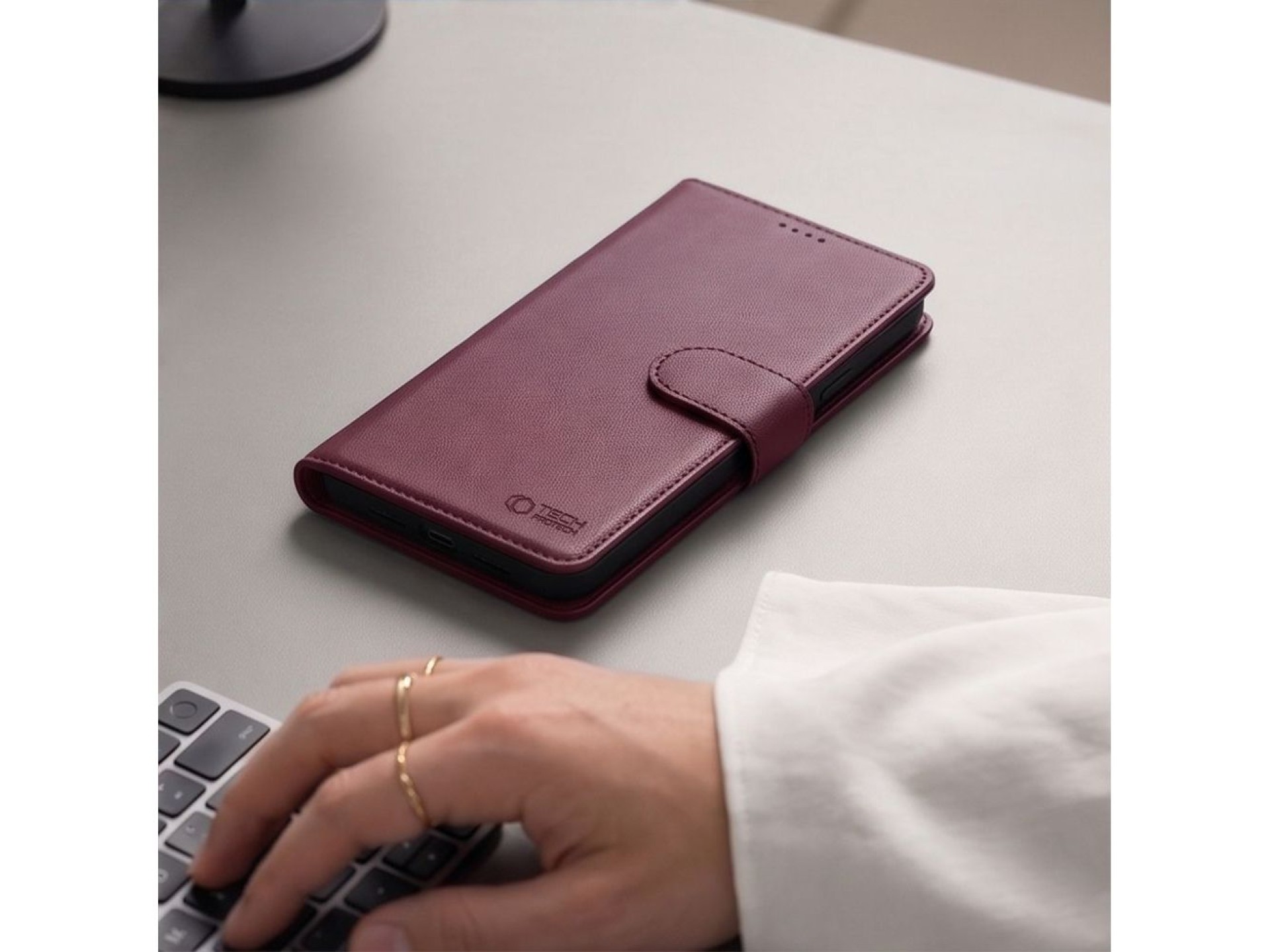 Capa Tech-Protect Wallet MagSafe para iPhone 17 Pro Max / 18 Pro Max - bordô