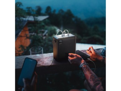 Bateria externa Wozinsky W8-B 100000 mAh 30W com 4 portas USB-A e 1 porta USB-C com lanterna - Preta